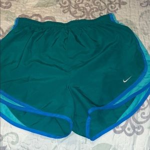 Women’s tempo short size medium